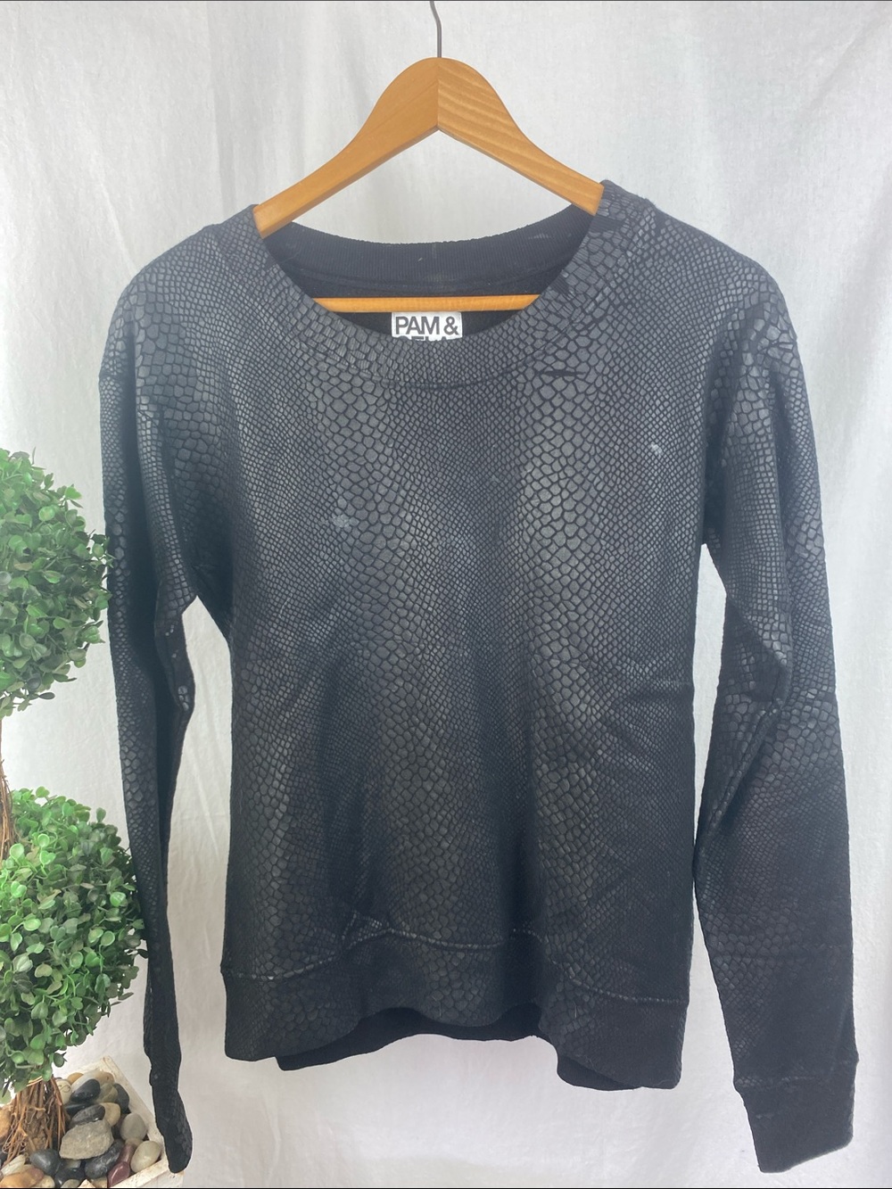 Pam & Gela Black Snake Animal Textured Print Long Sleeve Crew Neck Sweatshirt